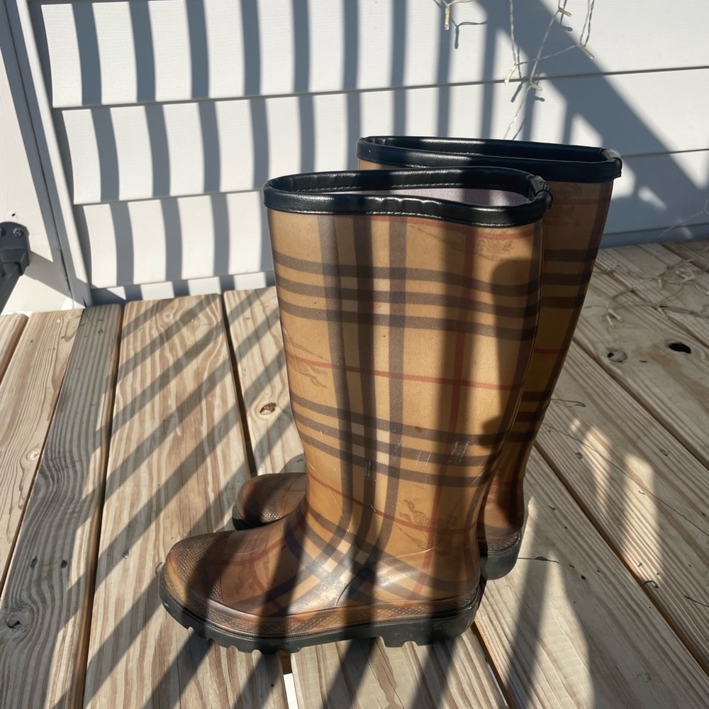 Burberry rain boots - Picture 4 of 11